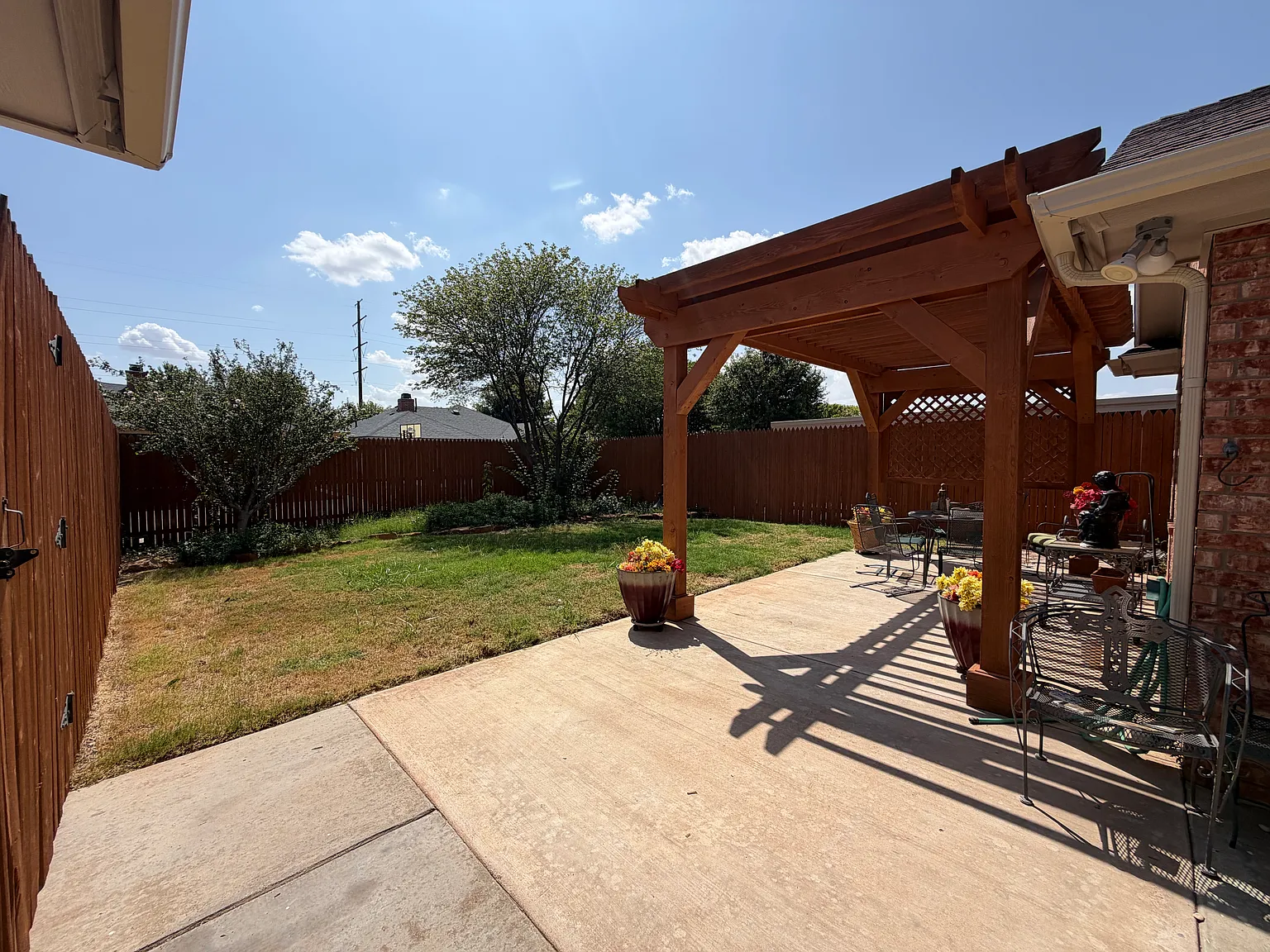 3 bed, 1879 sqft, $2,200 — Photo 2