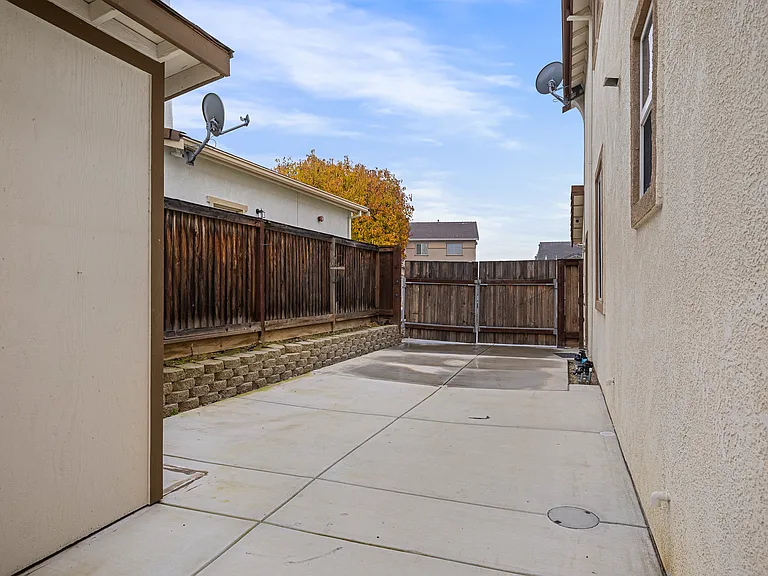 729 Copperfield Ct — Photo 28