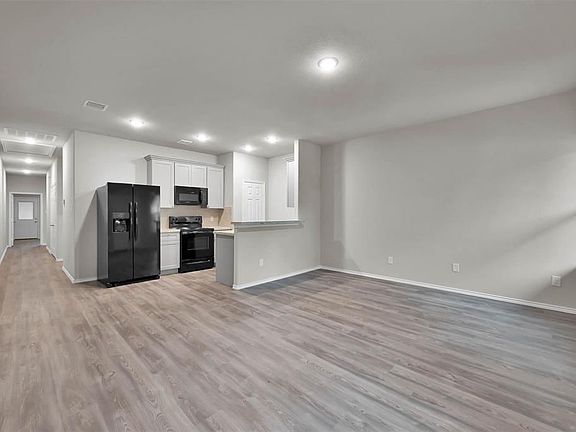 4th image of 417 E Avenue G #417