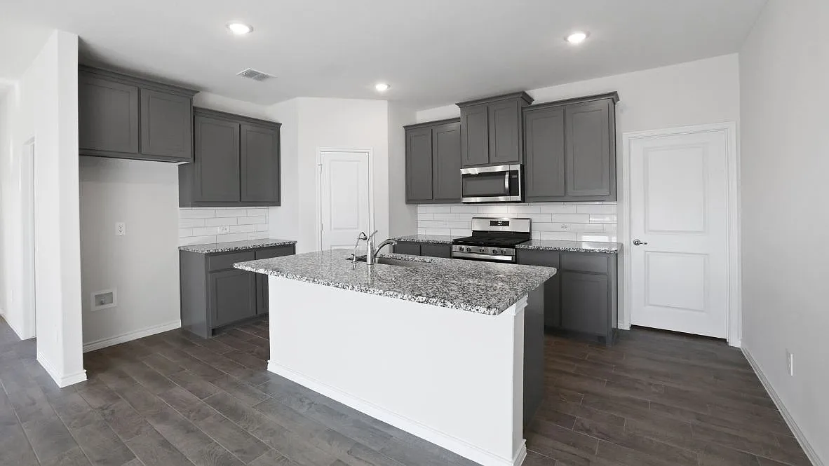 5 bed, 3.5 bath, 2730 sqft, $3,200 — Photo 4