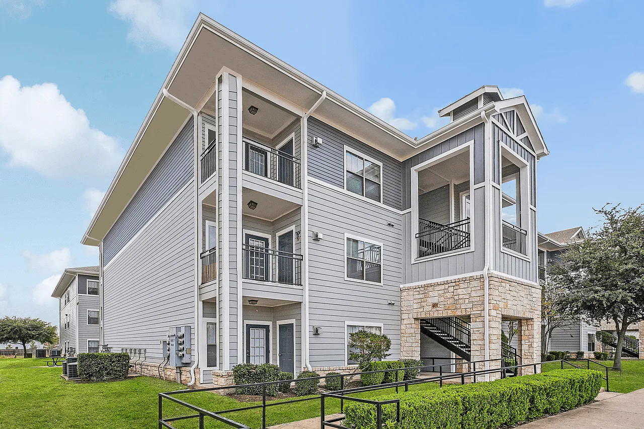Frontier East Apartments — Photo 4