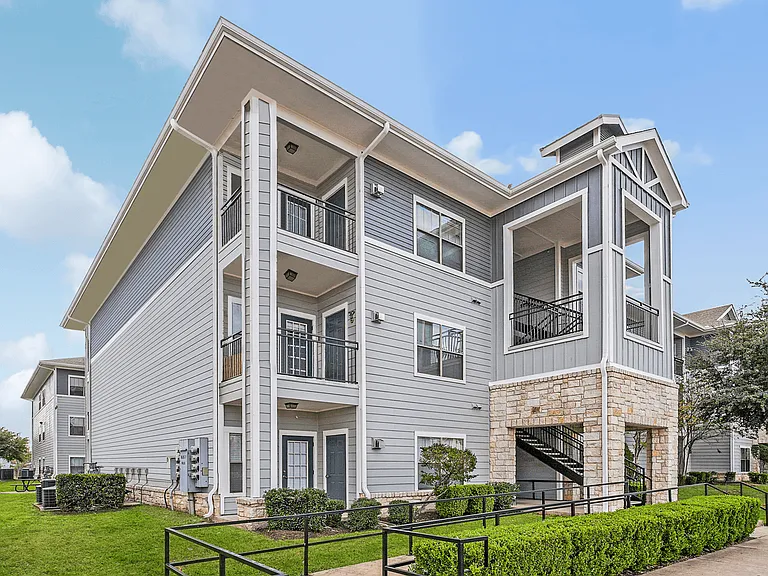 Frontier East Apartments — Photo 4