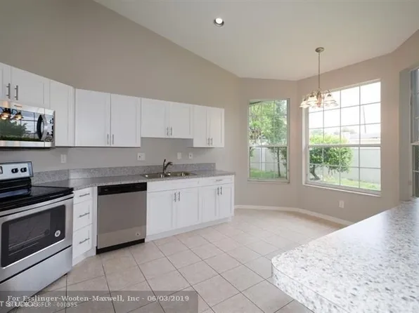 7520 S Aragon Blvd #2, Sunrise, FL 33322