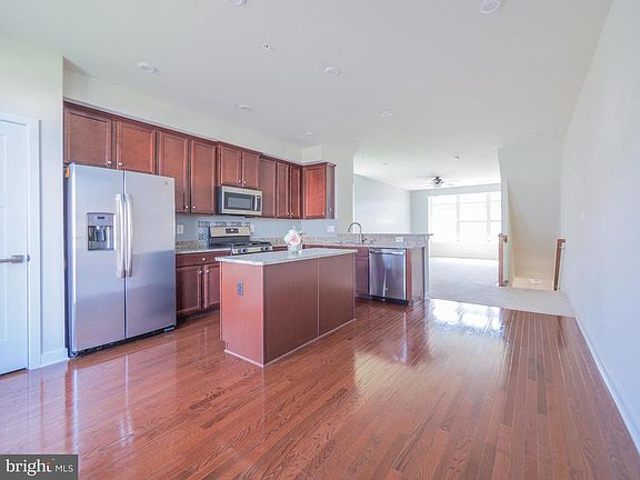 5th image of 8116 Dewey Pl