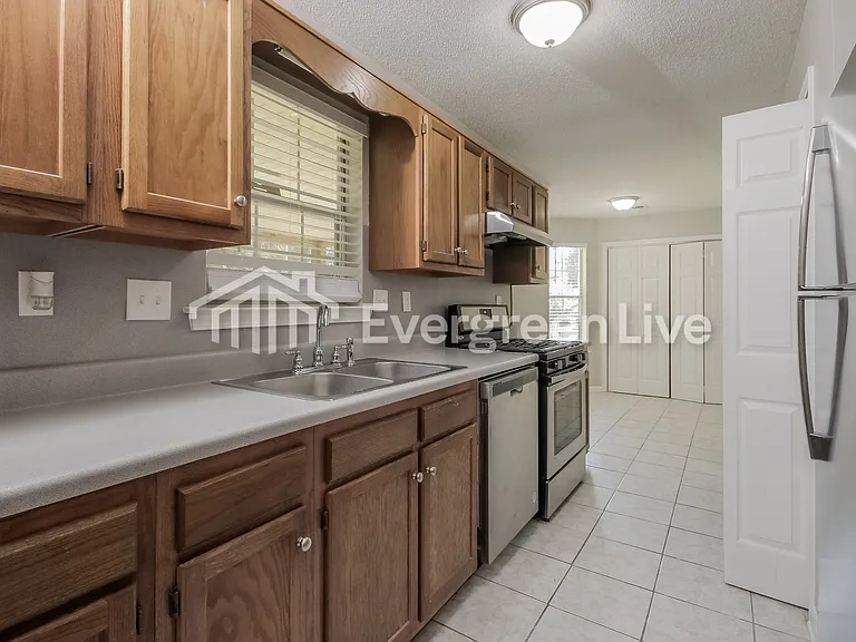 7064 Stoneridge Dr — Photo 2