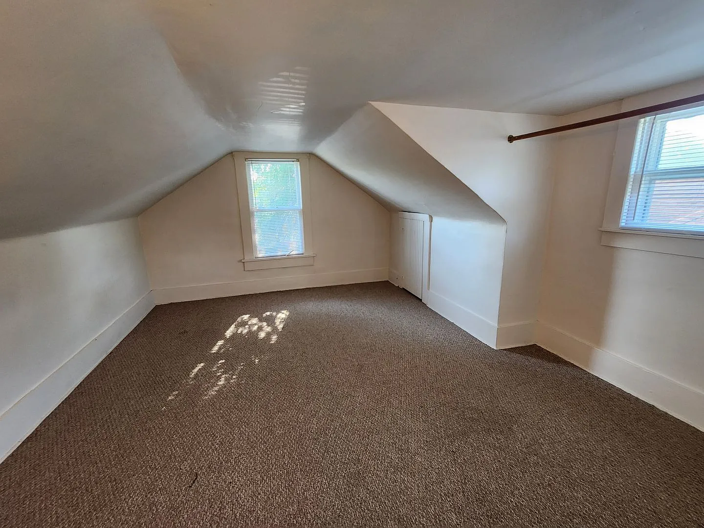 Cute 3 Bedroom Close to Shopping — Photo 3