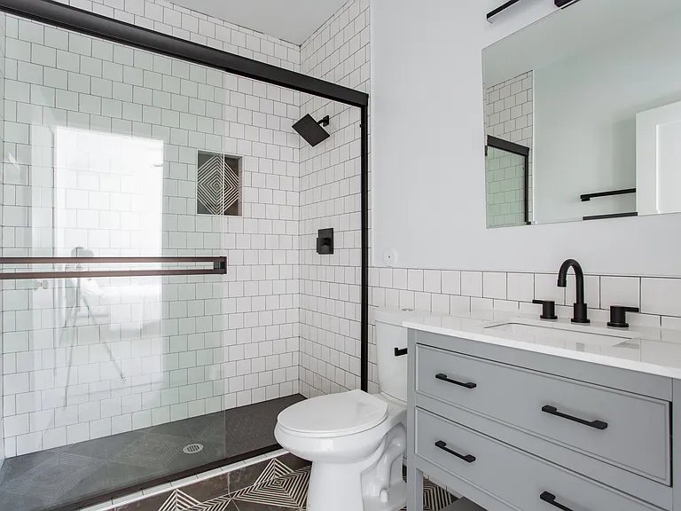 1160 W 37th St #5 — Photo 19
