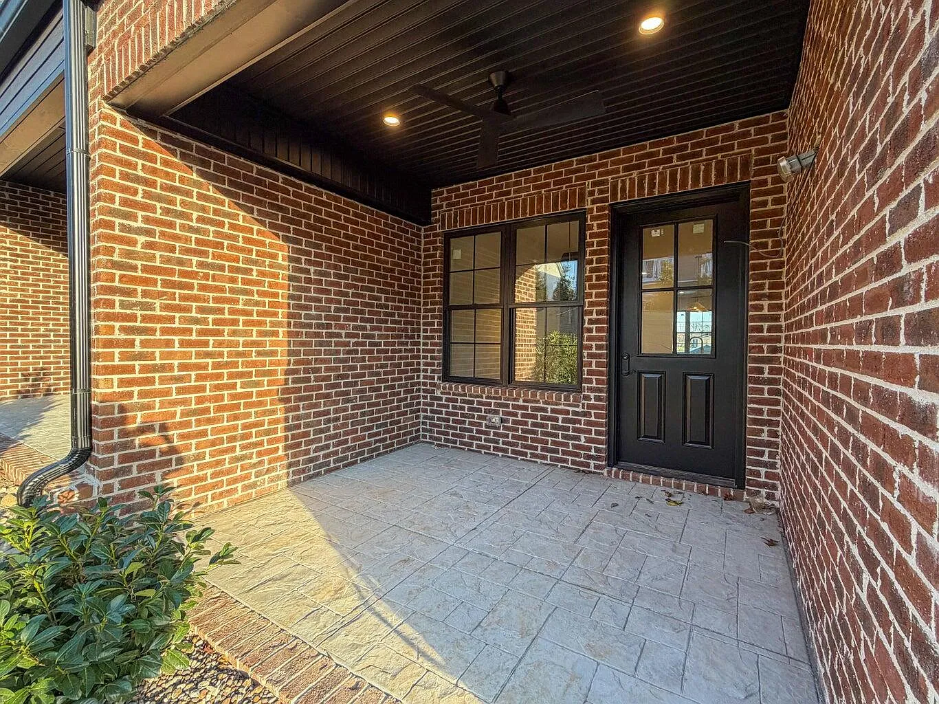 3 bed, 3.5 bath, 2500 sqft, $4,900 — Photo 4