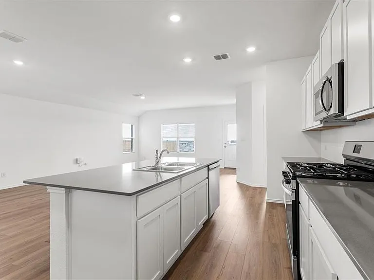 363 Avre Loop — Photo 11