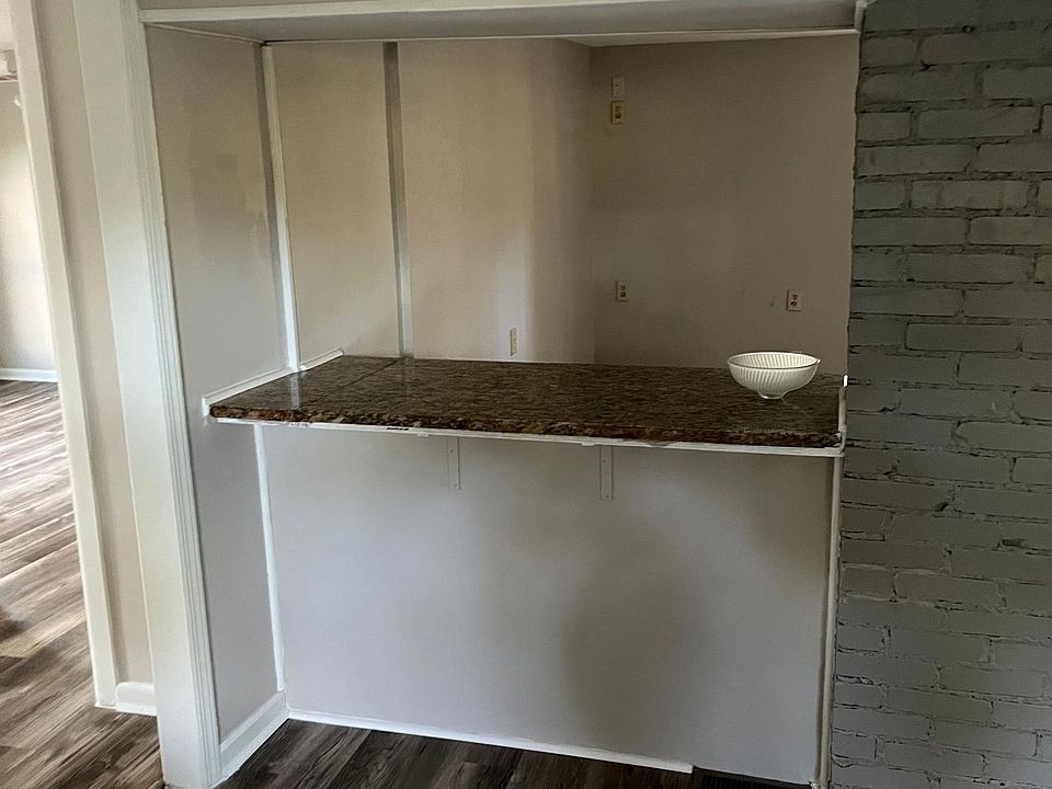 2nd image of 302 Stewart St Floor 2