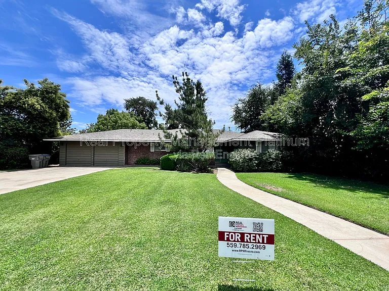 1111 W San Jose Ave — Photo 2