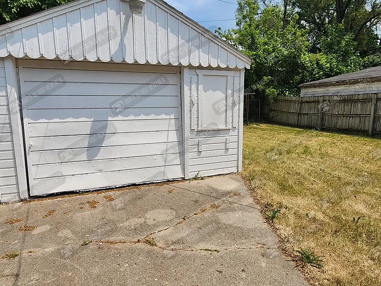 18492 Gilchrist St — Photo 4