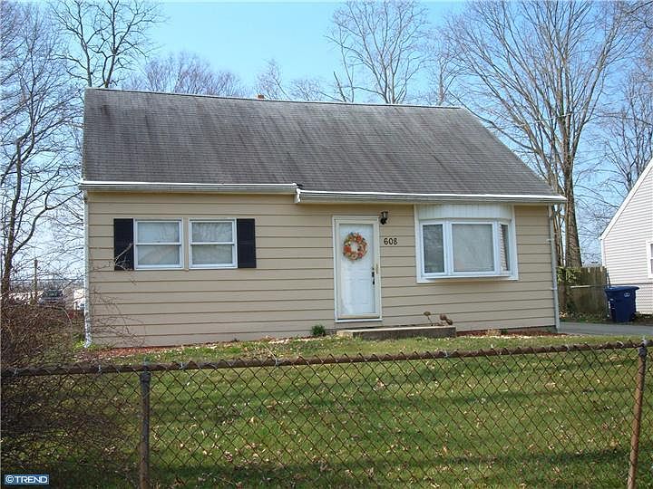 1st image of 608 Holly Ln