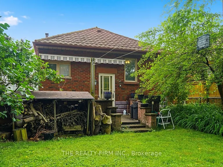 97 Springbank Dr — Photo 35