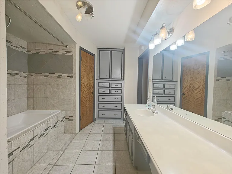 15606 Pinedell Dr — Photo 19