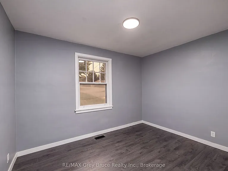 701 5th St E — Photo 12