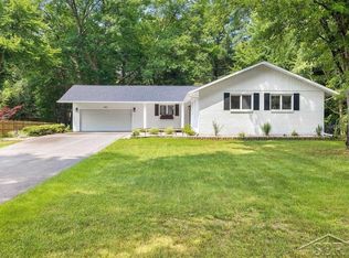 2901 E Pineview Dr, Midland, MI 48640