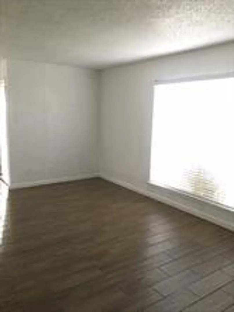 second floor unit - 3 bed, 2 bath condo — Photo 4