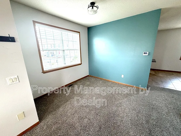 1005 NE Kamies Ln — Photo 4