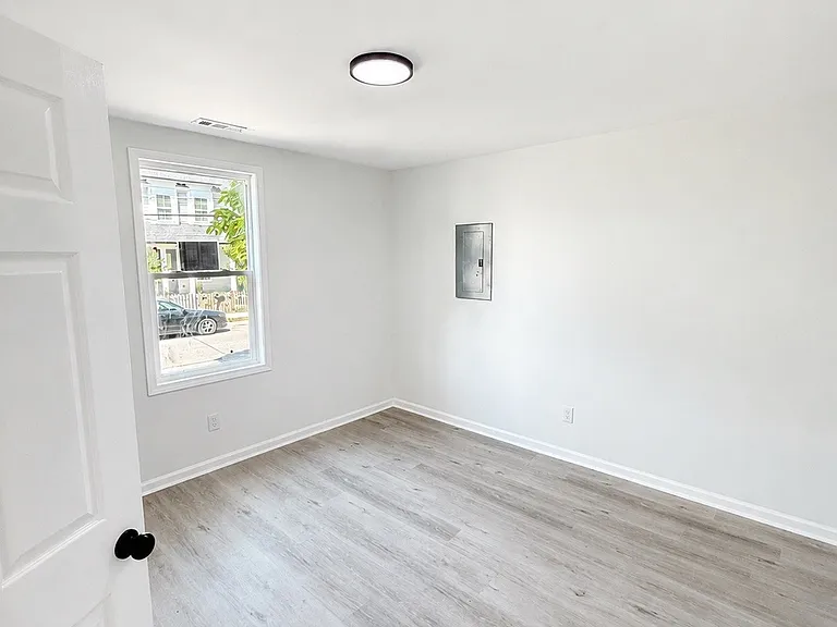 1808 Cephas St — Photo 5