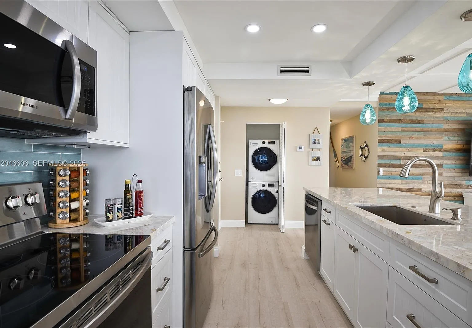 Alexander Towers Condo — Photo 3