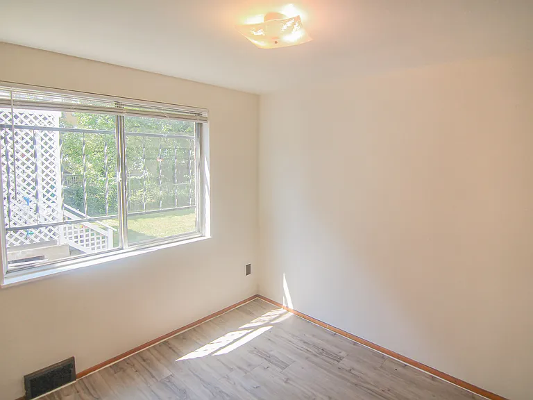 419 Franklin Ave #B — Photo 3
