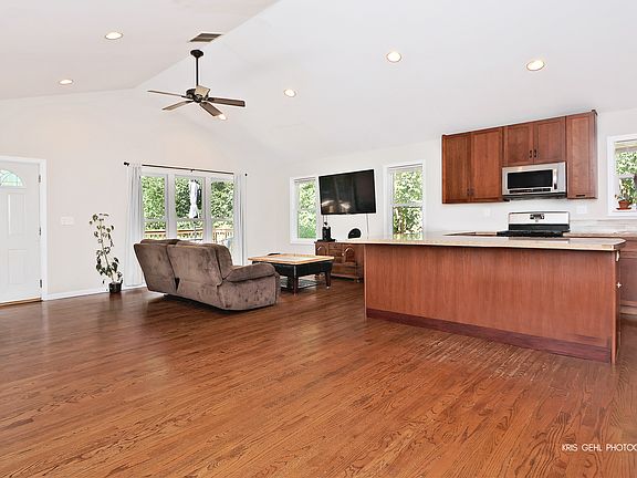 3rd image of 1418 Meadowbrook Dr
