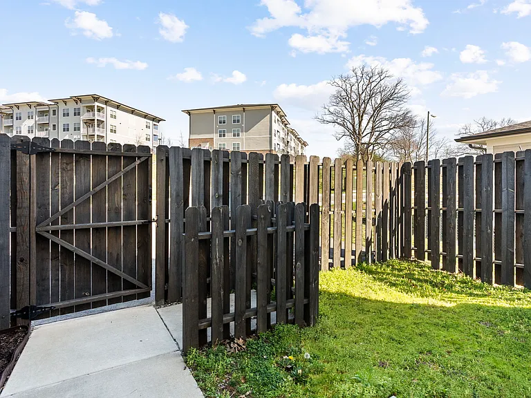 2045 Oakwood Ave — Photo 29