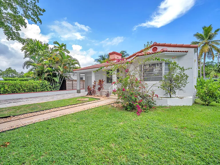 801 SW 24th Rd — Photo 3