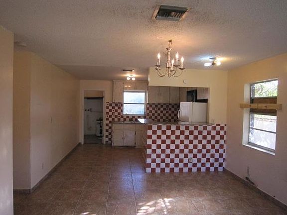 4th image of 128 NE 11th Ave
