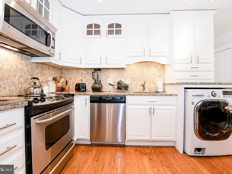 7036 Strathmore St #211 — Photo 8