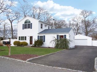 51 Wyanet St, Selden, NY 11784