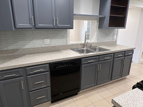 4th image of 402 Somerset Ln #402