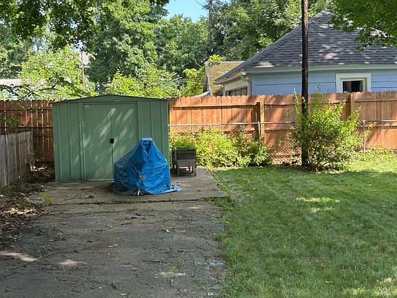 4th image of 104 Elmendorf St
