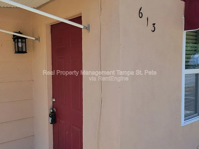613 Lyndhurst St — Photo 2