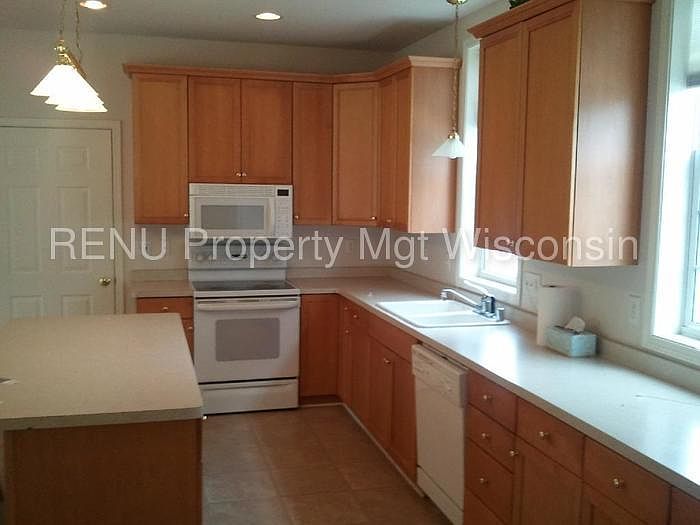 1st image of 1215 Woodbury Cmn