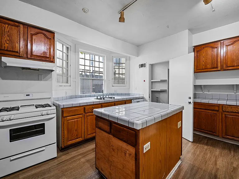 2335 Portland St — Photo 9