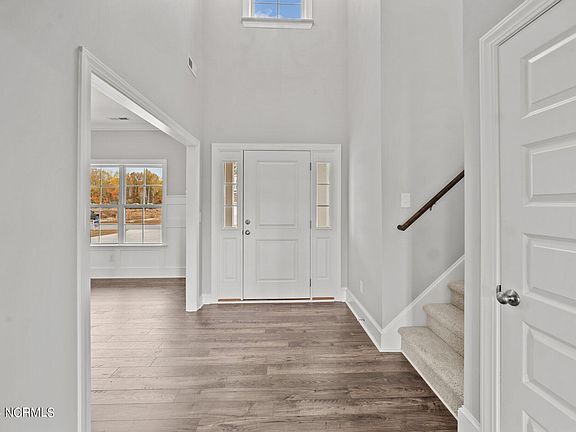 4th image of 347 Oleander Drive