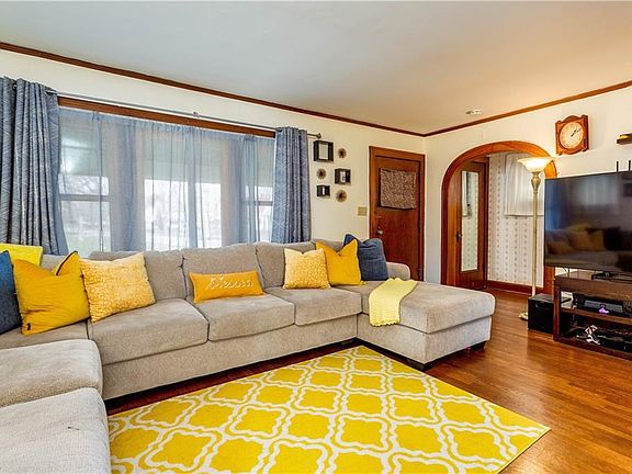 3rd image of 419 W 32nd St