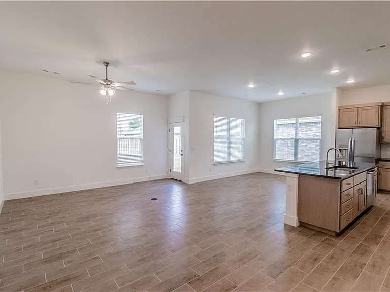 801 Lewis St — Photo 6