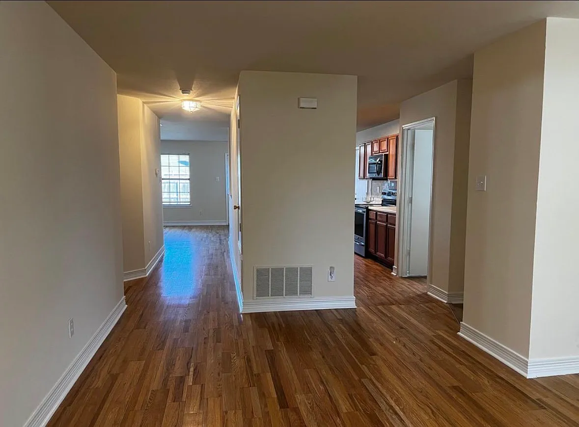 3 bed, 1940 sqft, $2,050 — Photo 3