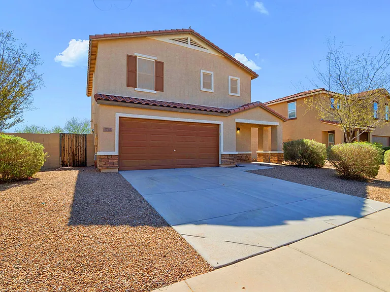 1748 N Logan Ln — Photo 2