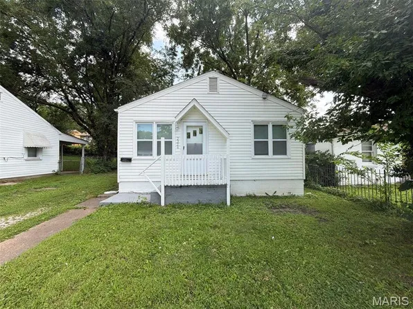 2326 Chambers Rd, Saint Louis, MO 63136