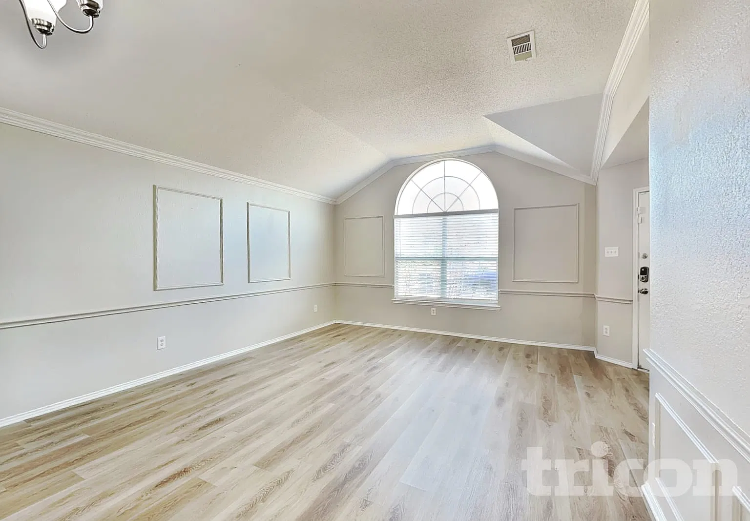 304 Dakota Drive Arlington TX — Photo 3