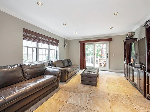 5th image of 8 Deerfoot Ln