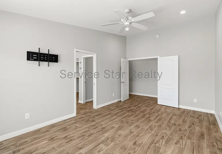 1558 W 5th St — Photo 14