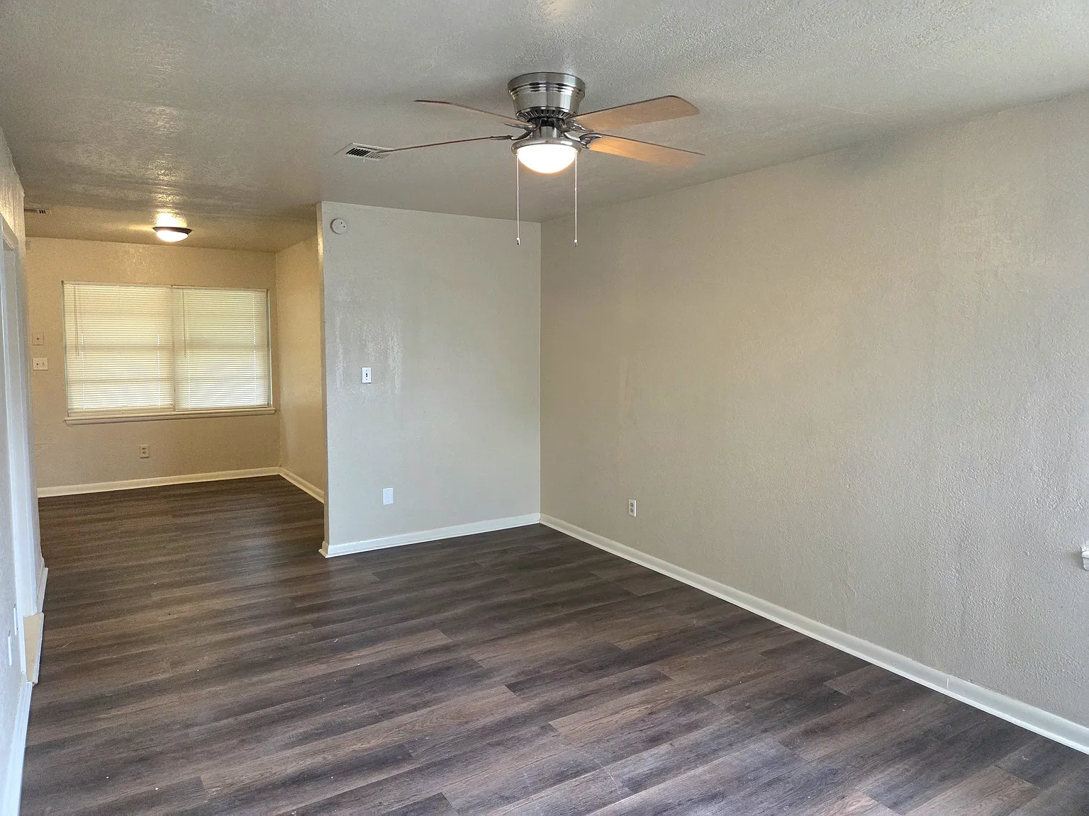 3 bed, 1.5 bath, 966 sqft, $1,295 — Photo 2