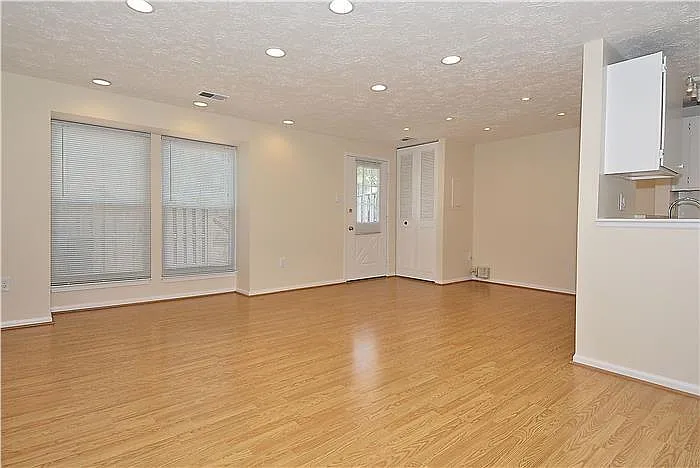 3 bed, 2.5 bath, 1604 sqft, $2,450 — Photo 3