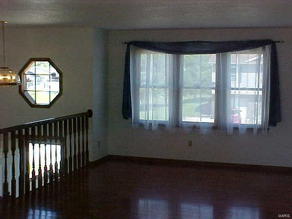 4th image of 209 Saint Charles Dr