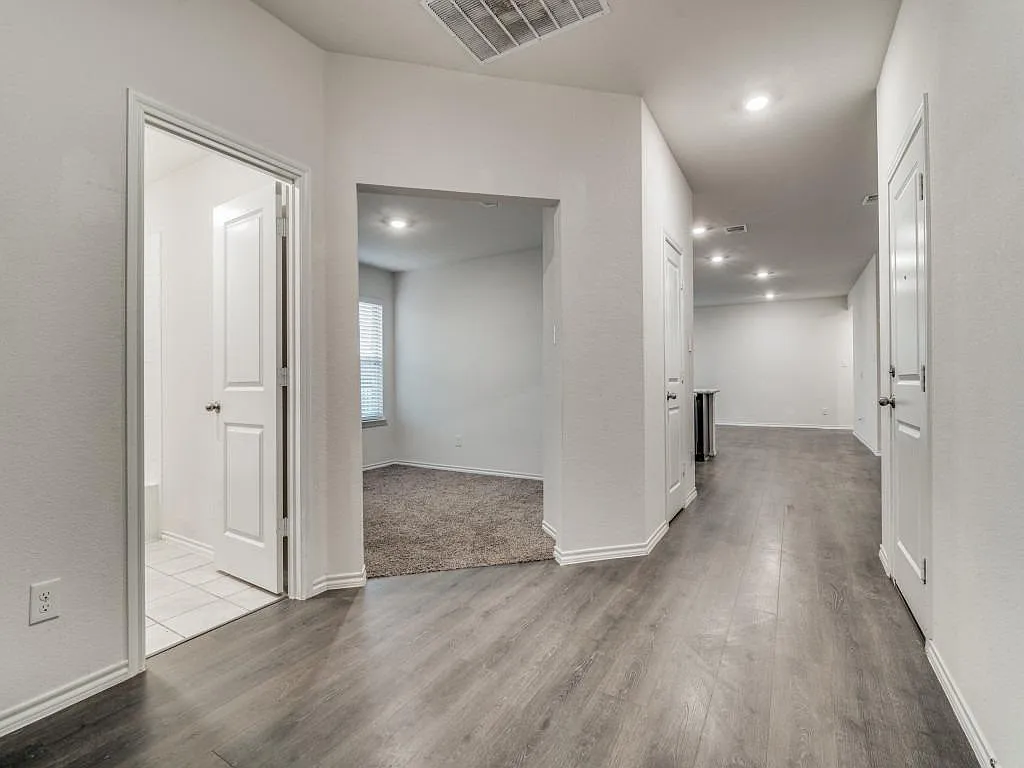 4 bed, 2097 sqft, $2,050 — Photo 2